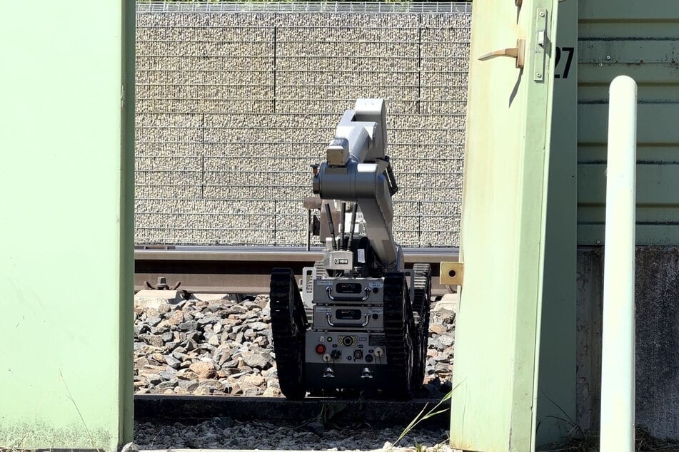 Einsatzkräfte sind mit Röntgentechnik vor Ort, um den Gegenstand zu untersuchen.