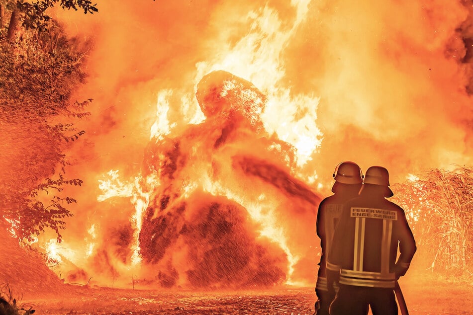 Stundenlanger Kampf gegen Flammen: Hunderte Strohballen in Brand
