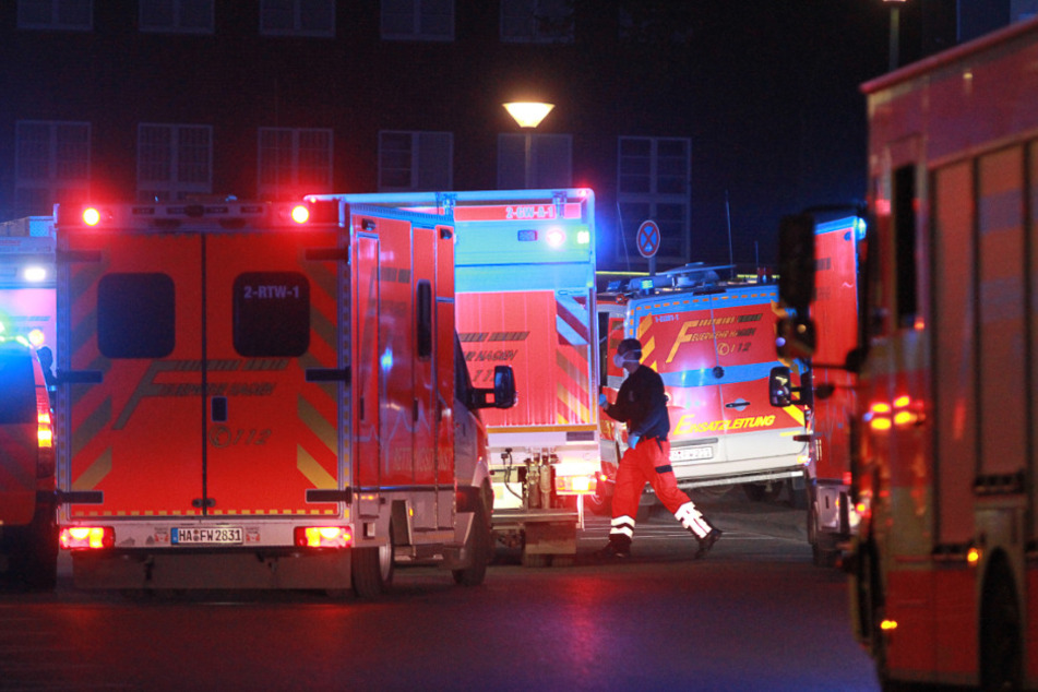 Krankenwagen und die Feuerwehr stehen vor der Justizvollzugsanstalt Hagen.