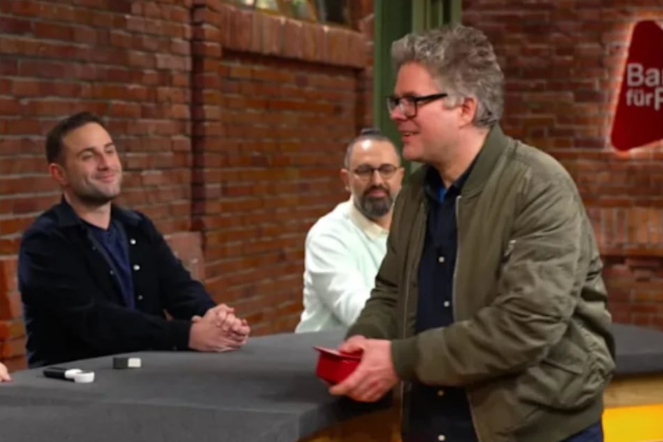 Kein Deal: Pennekamp (r.) nimmt den Zeitmesser seines Freundes wieder mit nach Hause.