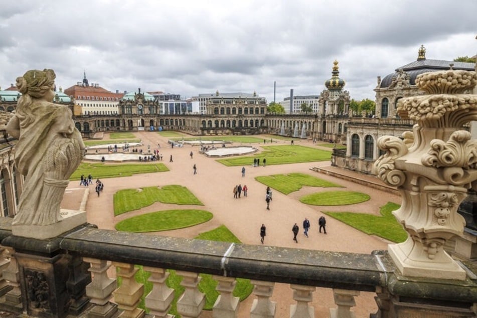 Nach jahrelanger Sperrung für Sanierungsarbeiten ist die barocke Anlage des Dresdner Zwingers wieder zugänglich.