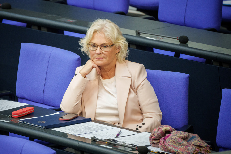 Verteidigungsministerin Christine Lambrecht (56, SPD) sieht sich seit Wochen heftiger Kritik ausgesetzt.