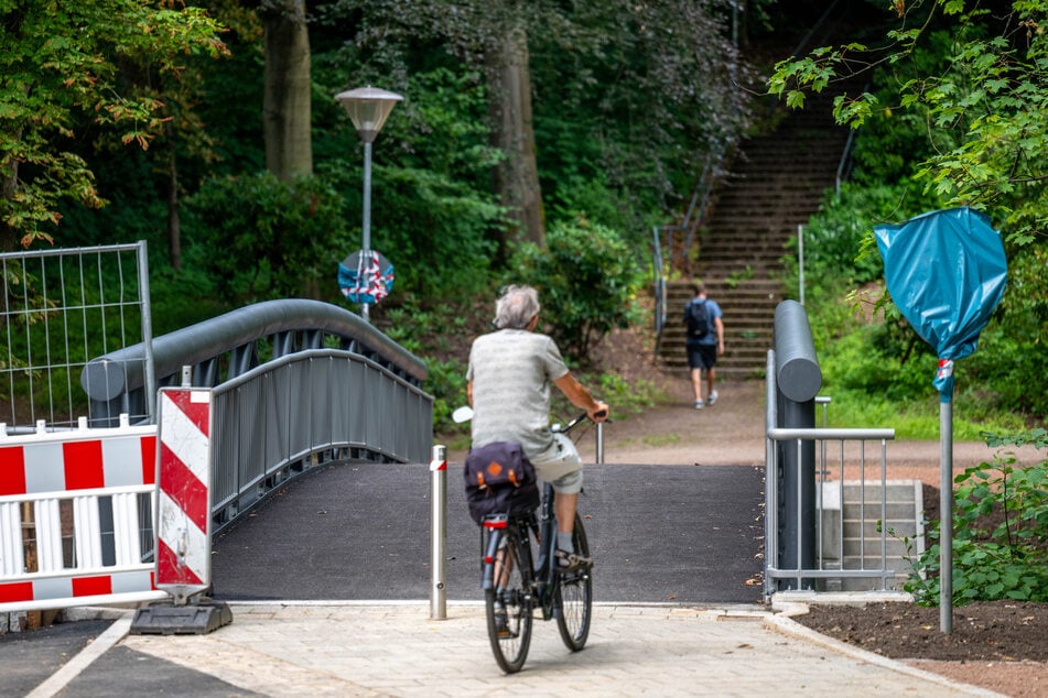 Obwohl sie noch nicht offiziell freigegeben ist, wird die Fußgängerbrücke am Stadtpark schon genutzt.