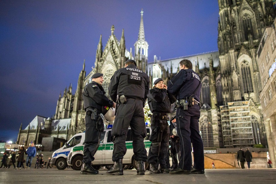 Polizisten am Dom in Köln.