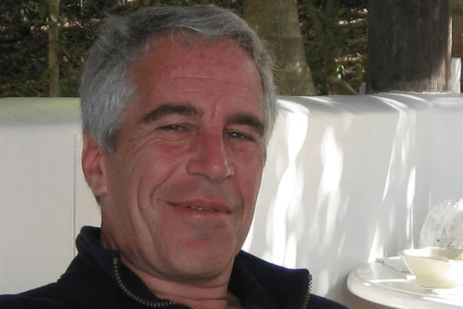 El asesor financiero estadounidense Jeffrey Epstein (†66) estaba conectado con los círculos más altos a nivel mundial y se dice que abusó de más de mil menores y mujeres jóvenes, llegando incluso a ponerlas en contacto con celebridades.