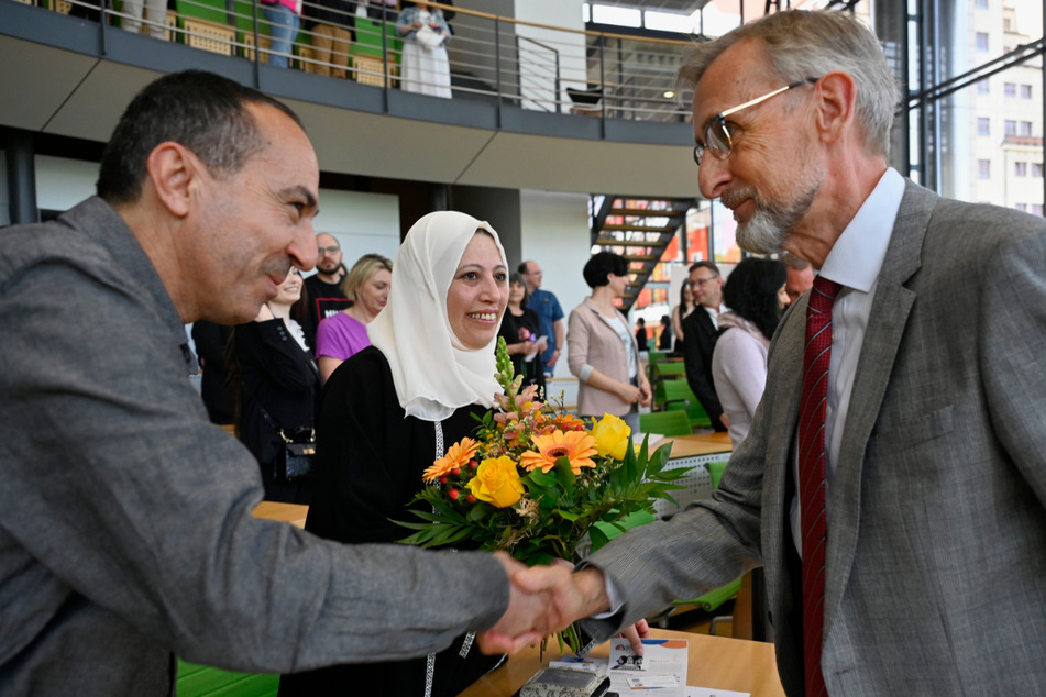 Willkommen in Sachsen! Innenminister Armin Schuster (62, CDU, r.), begrüßte die sichtlich gerührten Yasser Alhassan Alibrahm (l.) und Yasmen Almashan (M.) aus Syrien als neue Deutsche per Handschlag.