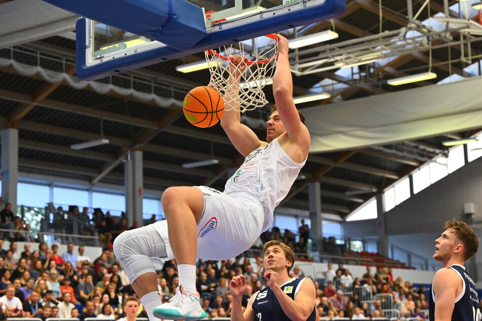 Till Isemann (26, v.) kommt in Fahrt. Gegen Bochum schweißte er gleich mehrfach den Ball per Dunking in die Maschen.