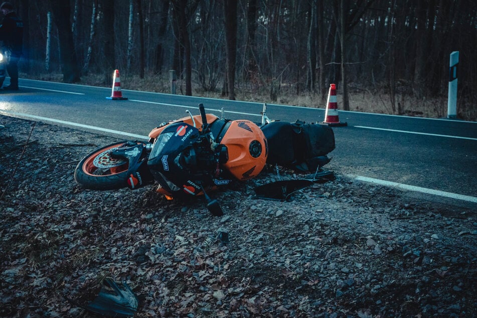 Das Motorrad des Verunfallten wurde durch den Aufprall beschädigt.