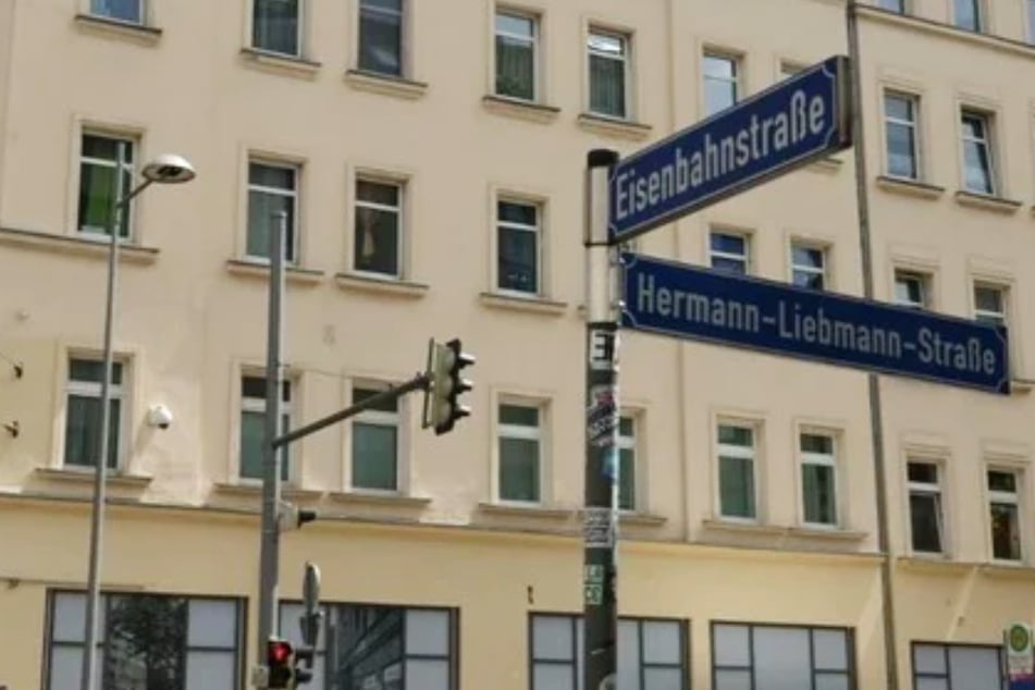 Autofahrer übersieht Radfahrerin auf Eisenbahnstraße: Frau schwer verletzt