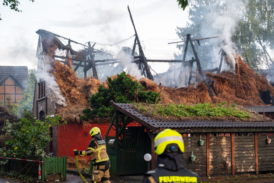 Die Feuerwehr war bis in den Vormittag mit den Nachlöscharbeiten beschäftigt.