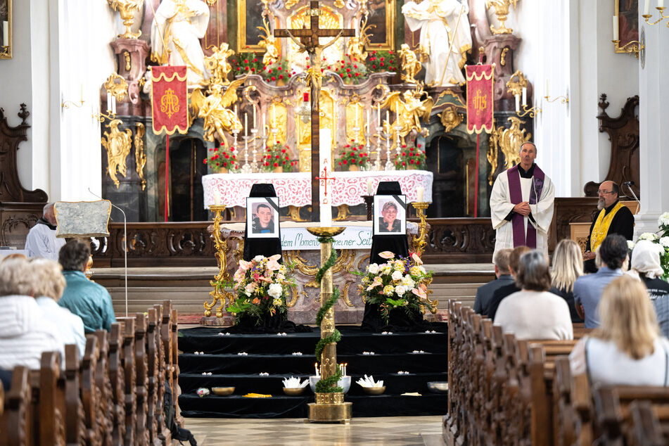 Erzpriester Valentin Smoktunowicz (r.) von der Ukrainischen Orthodoxen Kirche München und Dekan Siegbert Schindele von der katholischen Gemeinde Murnau während des Abschiedsgottesdienstes.