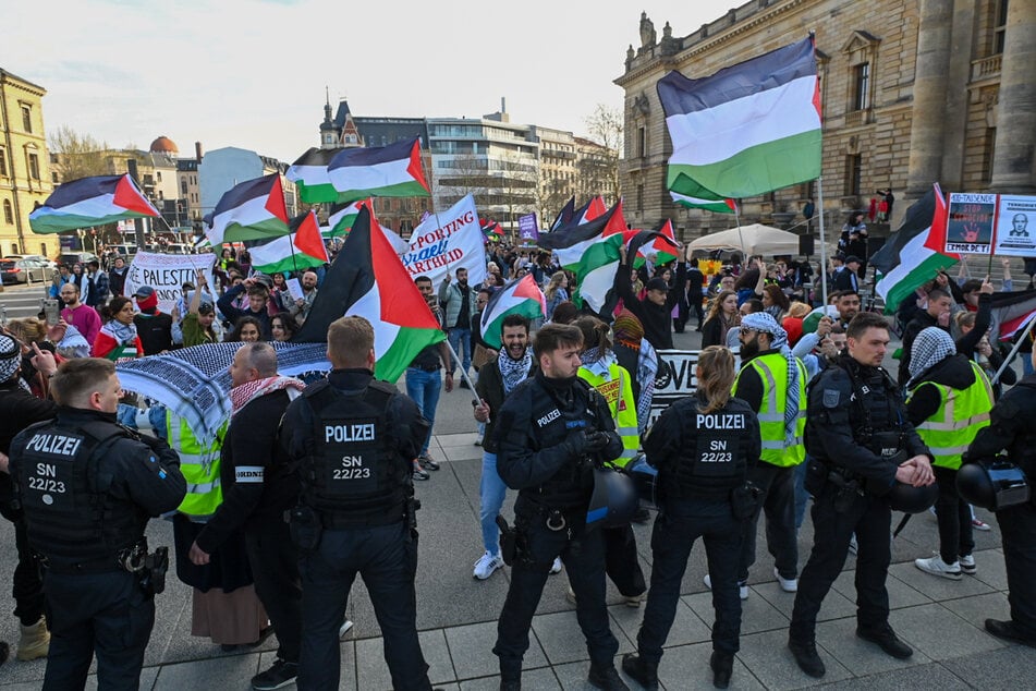 Unter dem Motto "Don't Support Apartheid" kamen laut Polizei etwa 350 Demonstrierende zusammen.