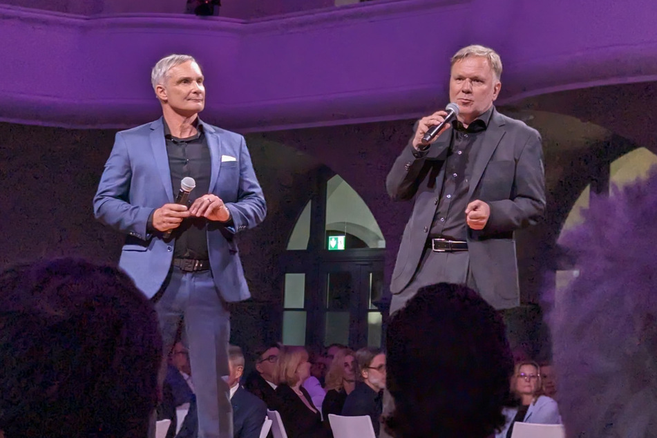 Die Konsum-Vorstände Michael Faupel (links) und Dirk Thärichen hielten eine Rede und bedankten sich für das Erreichte.