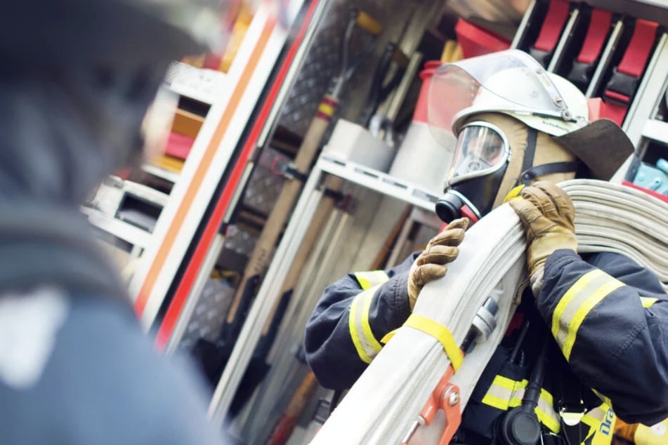 Brand in früherem Schlachthof: Feuerwehr bei Löscharbeiten angegriffen