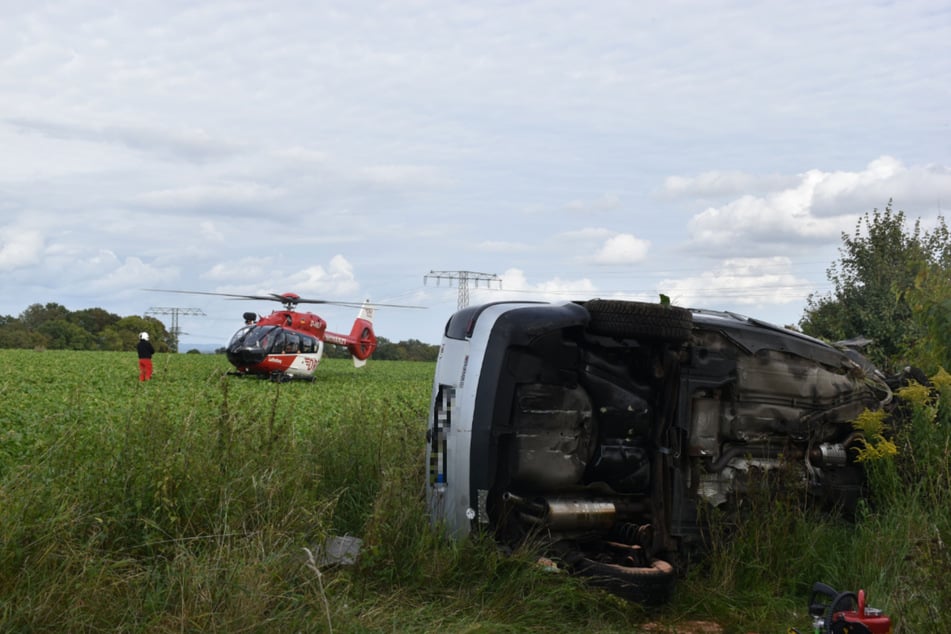 Ein Rettungshubschrauber brachte den schwerverletzten Fahrer in eine Klinik.