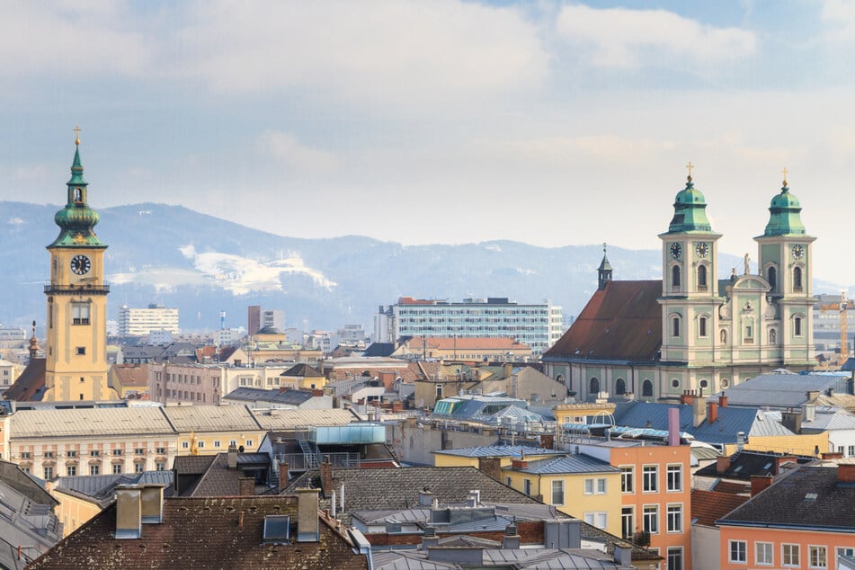 Der jugendliche Intensivtäter sitzt aktuell in einem Gefängnis in der österreichischen Stadt Linz. (Symbolbild)