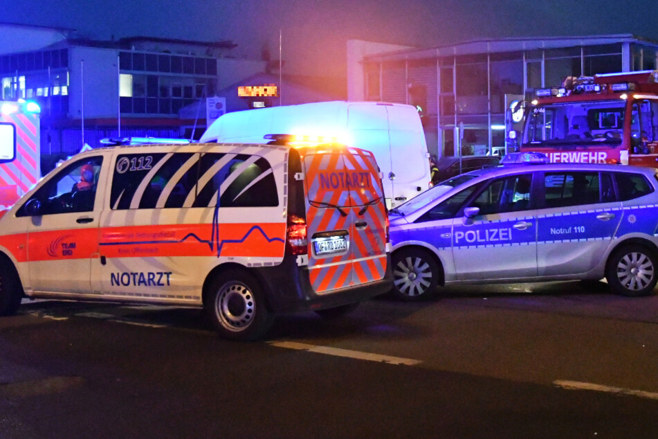 Das Foto zeigt einen Transporter hinter Einsatzfahrzeugen von Notarzt und Polizei.