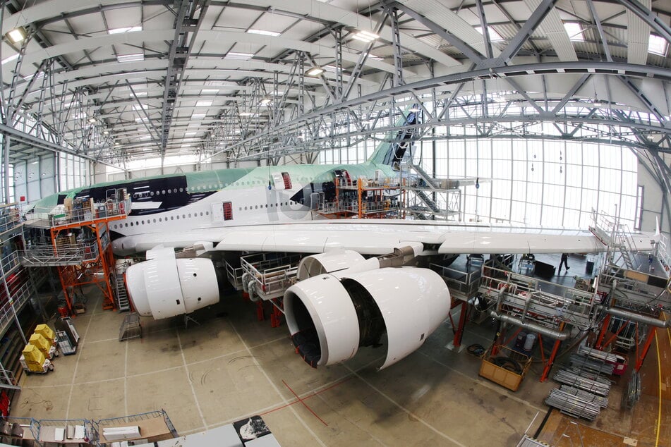 Mit einer Spannweite von 79,8 Metern und einer Höhe von 24,1 Metern (entspricht einem achtstöckigen Wohnhaus) steht der Jubiläums-A380 der Lufthansa im Hangar der Elbe Flugzeugwerke.