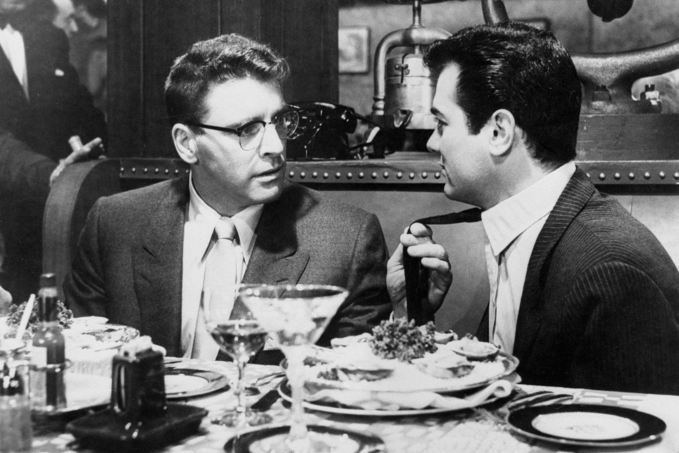 Sweet Smell of Success stars Tony Curtis (r.) as press agent Sidney Falco and Burt Lancaster (l.) as media giant J.J. Hunsecker.