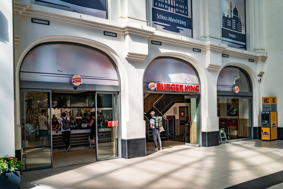 Nach mehr als einem halben Jahr hat der Burger King im Dresdner Hauptbahnhof wieder geöffnet.