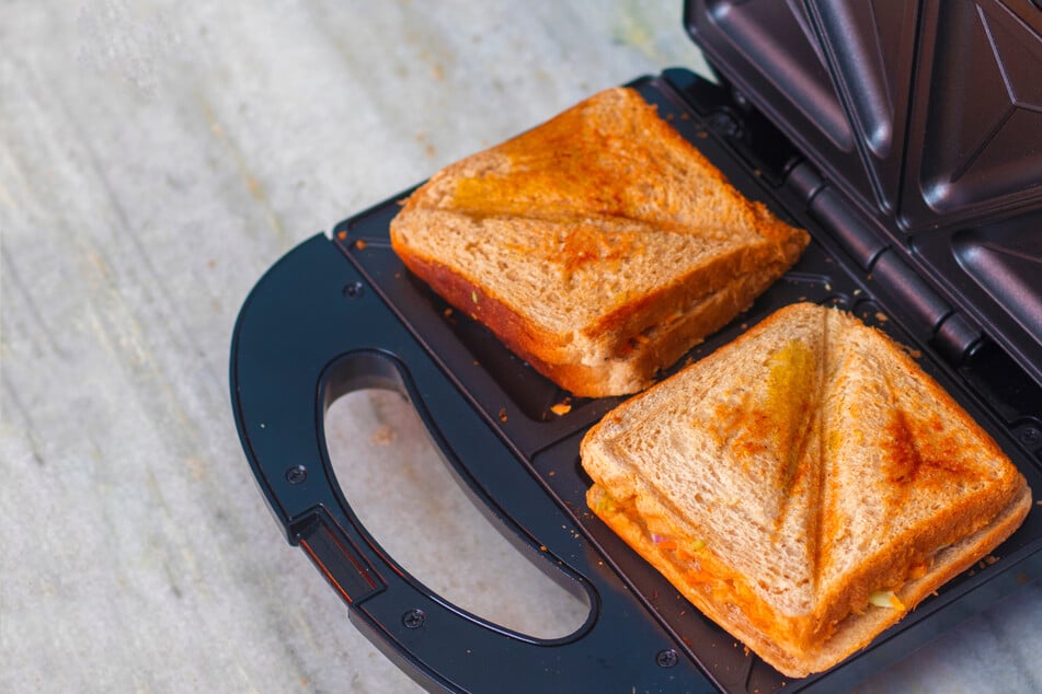 Wie man Sandwichmaker reinigen kann: Weg mit der Käsekruste