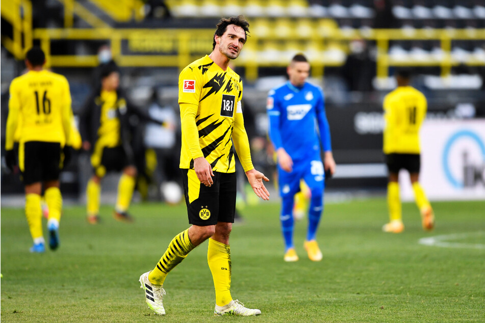 BVB-Abwehrchef Mats Hummels (32, v.) hat mit Problemen an der Patellasehne zu kämpfen und ist nach der EM noch nicht wieder ins Mannschaftstraining eingestiegen, sondern dreht seit Dienstag individuell seine Runden.