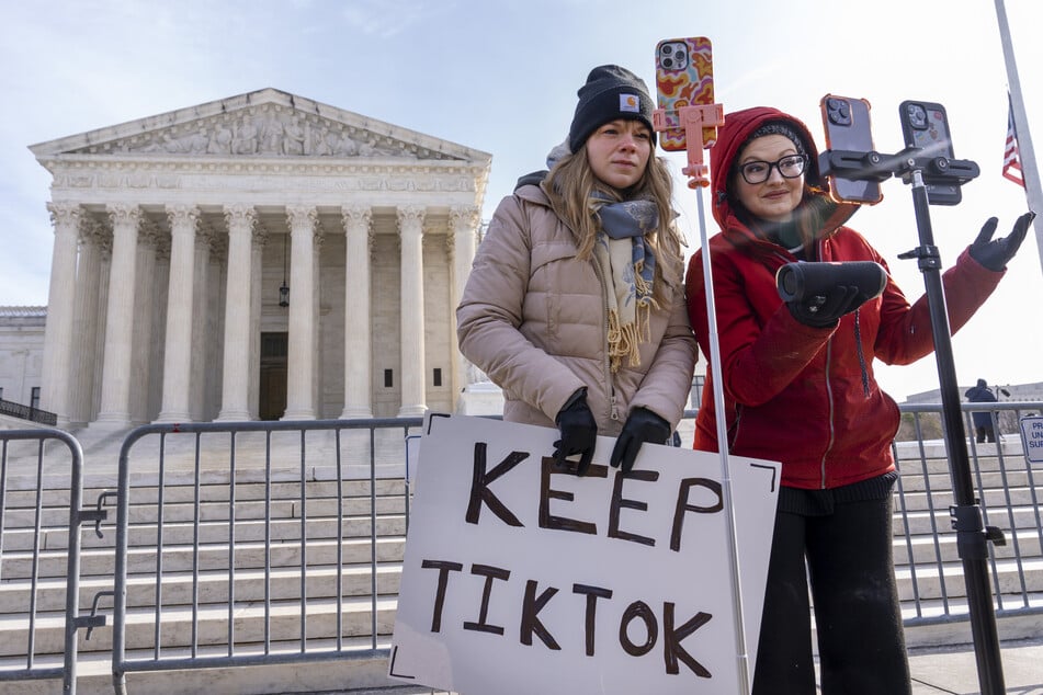 Vor wenigen Tagen streamten die Plattform-Fans Sarah Baus (l.) und Tiffany Cianci live auf TikTok vor dem Obersten Gerichtshof in Washington.