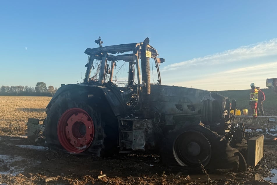 Der Traktor war nicht mehr zu retten und brannte vollständig aus.