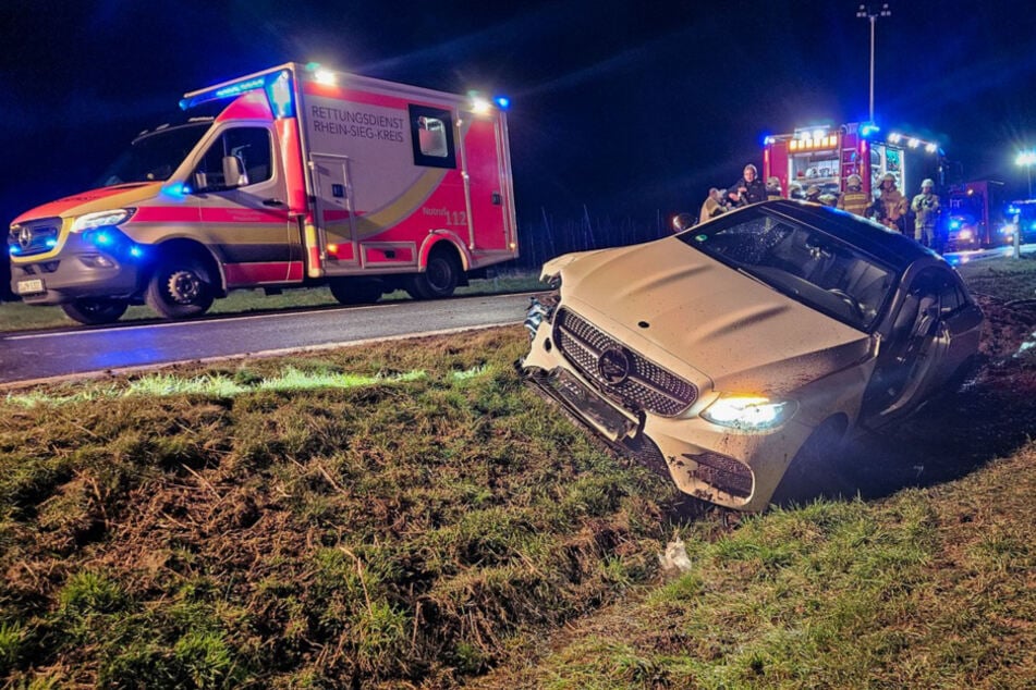 Mercedes fliegt aus Kurve und kracht in Graben: Fahrer verletzt