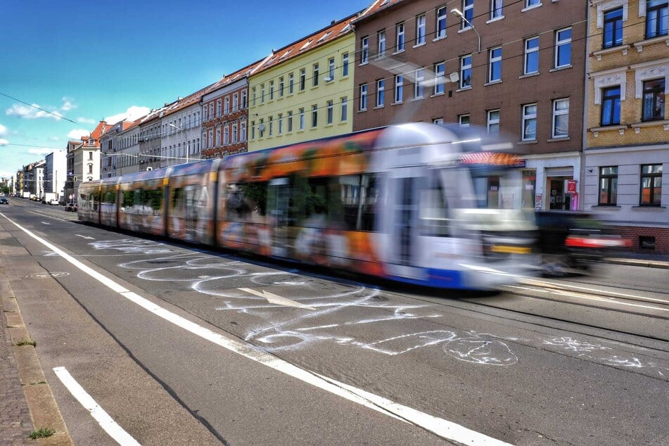 Unbekannte besprühten die Fahrbahn mit silberner Farbe.