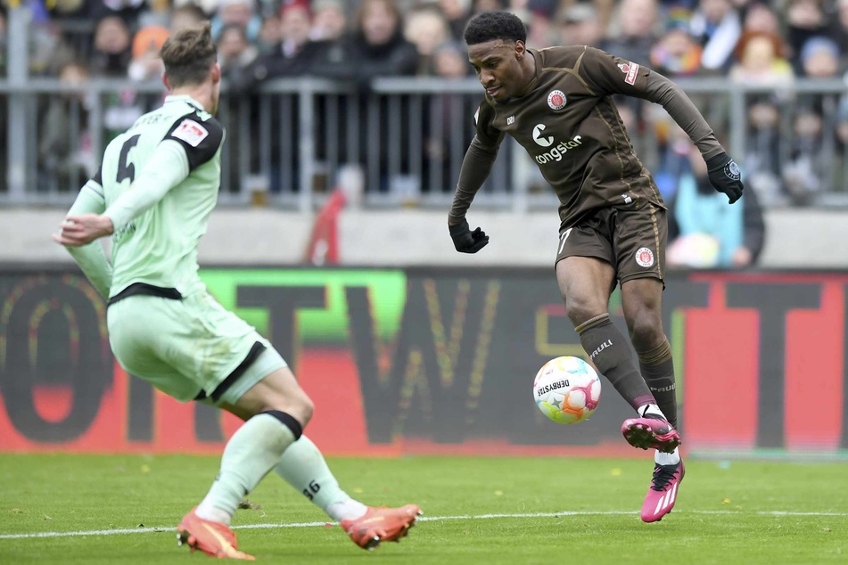 Oladapo Afolayan gab sein Startelf-Debüt für den FC St. Pauli und stellte die 96-Defensive um Philipp Neumann vor große Probleme