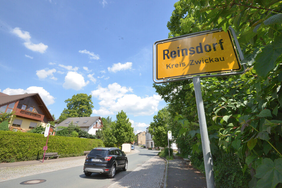 Am Mittwoch stürmte die Polizei eine Wohnung in Reinsdorf (Landkreis Zwickau). Dort hatte ein 31-Jähriger etliche Waffen und nationalsozialistische Gegenstände gesammelt.