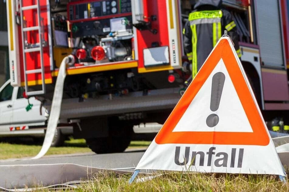 Die Arbeiten am Unfallort dauern auch noch Stunden später an. (Symbolbild)