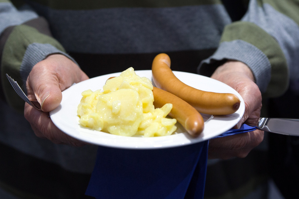 Der kulinarische Klassiker zu Heiligabend: Kartoffelsalat mit Würstchen.