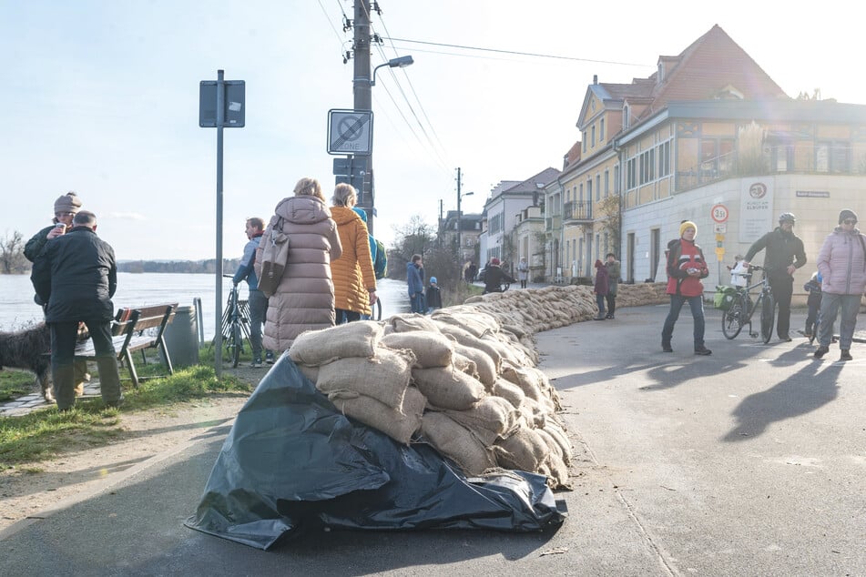 Direkt hinter dem Sandsack-Wall am Laubegaster Ufer wohnt die Familie.