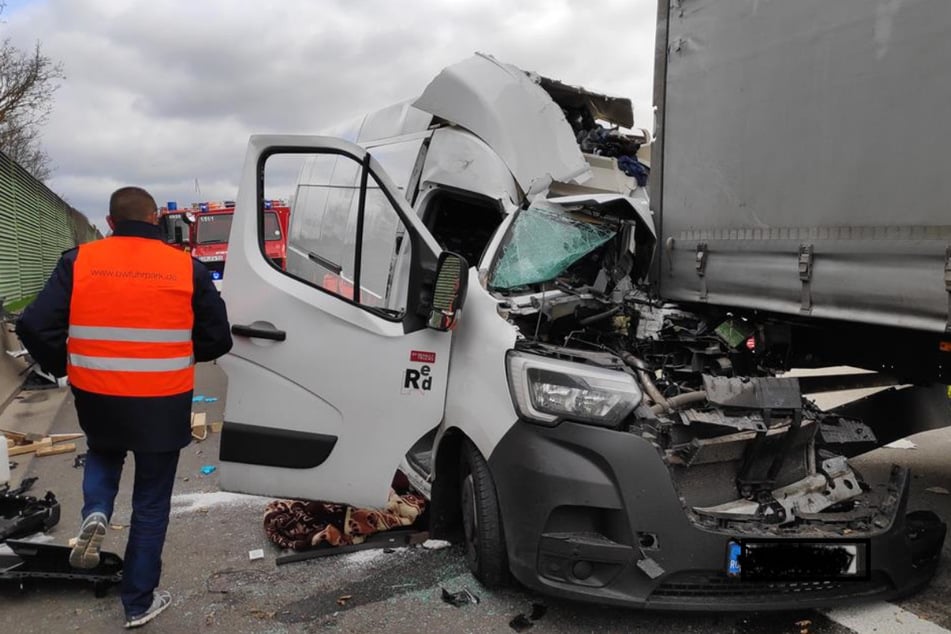 Unfall A61: Transporter gerät ungebremst unter Sattelzug: 21-Jähriger schwer verletzt