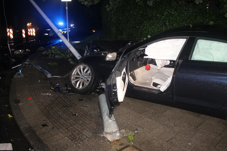 Sowohl ein Auto, als auch eine Ampel erlitten bei einem Unfall in Aachen einen Totalschaden.