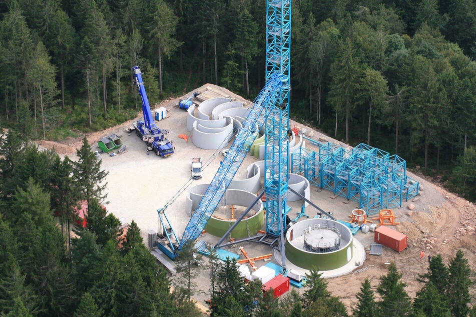 Ein Windrad in Entstehung im Südschwarzwald.