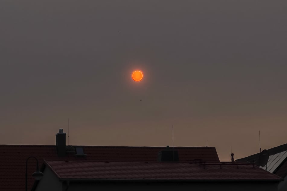 Auch die Sonne erschien durch den Rauch rötlicher, wie hier in Schöna bei Cavertitz im Landkreis Nordsachsen.