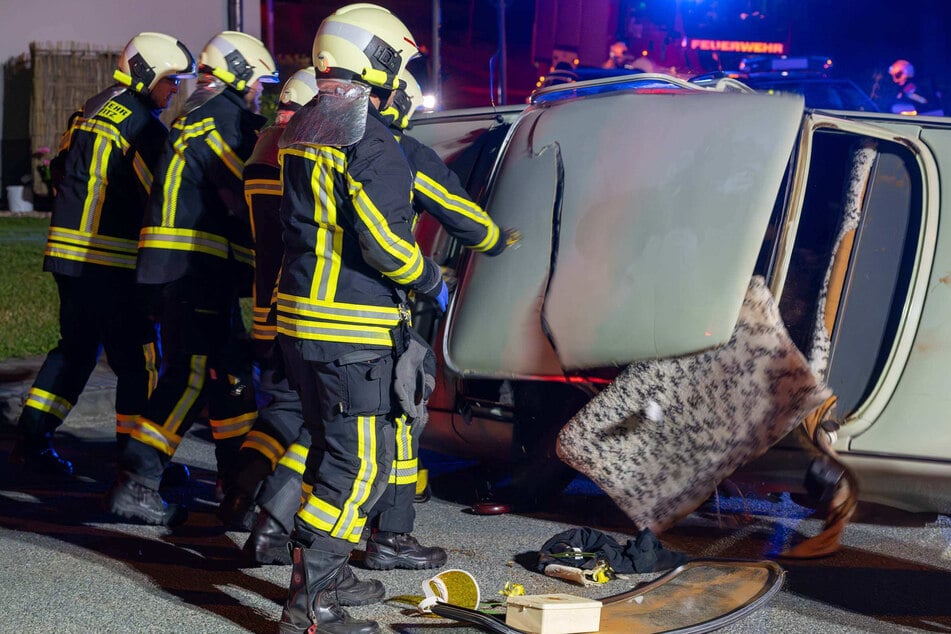 Die Feuerwehr drehte den Trabant wieder auf die Räder.