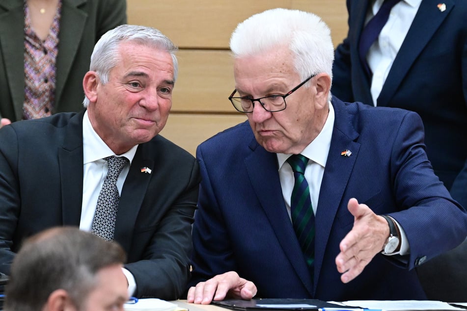 Thomas Strobl (63, CDU, l), Innenminister von Baden-Württemberg und Winfried Kretschmann (75, Bündnis 90/Die Grünen), Ministerpräsident von Baden-Württemberg während einer Landtagssitzung.