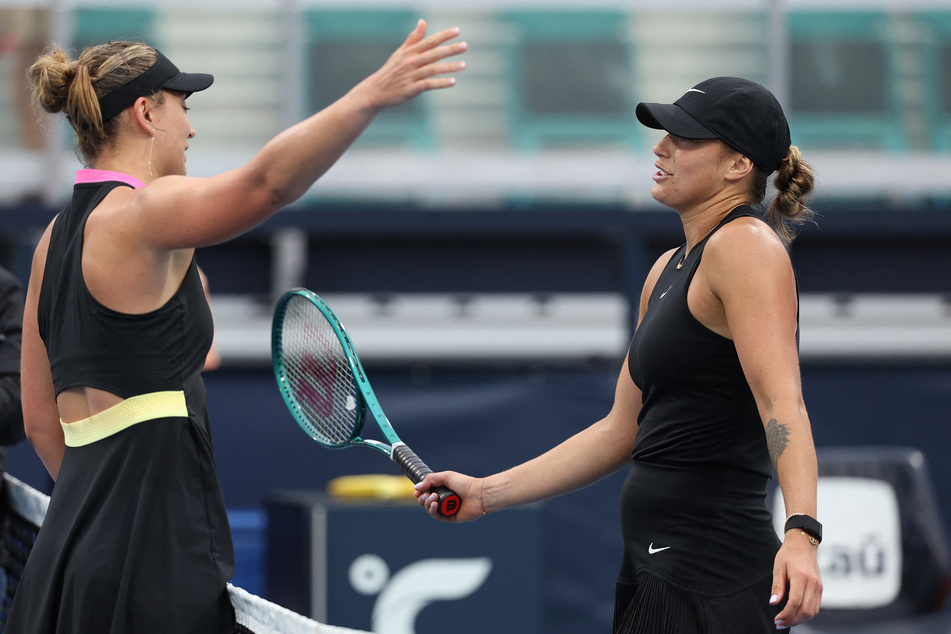 Sowohl Aryna Sabalenka (r.) als auch Paula Badosa spielten ihr Match in Schwarz.