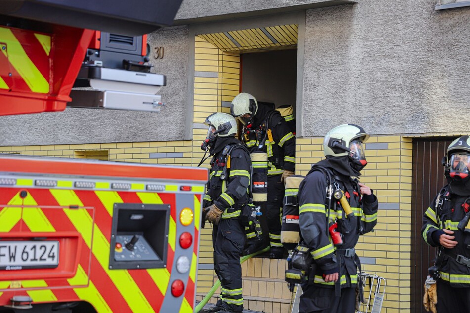 Die Feuerwehr hat den Brand im Untergeschoss des Wuppertaler Mehrfamilienhauses gelöscht.