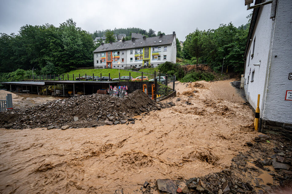 Auf dieser Straße in Altena kam es zum Erdrutsch. Die heftigen Unwetter forderten nun sogar das Leben eines Feuerwehrmannes.