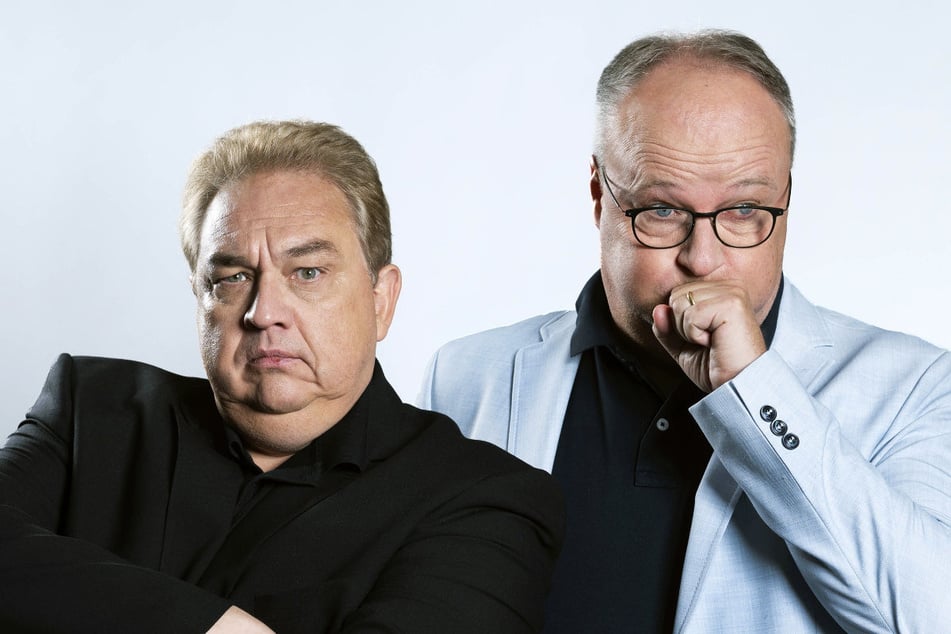 Oliver Kalkofe (58, l.) und Oliver Welke (58) sprechen als "Die fabelhaften Boomer Boys" in ihrer Podcast-Folge von "Kalk &amp; Welk" über Cannabis-Erfahrungen.