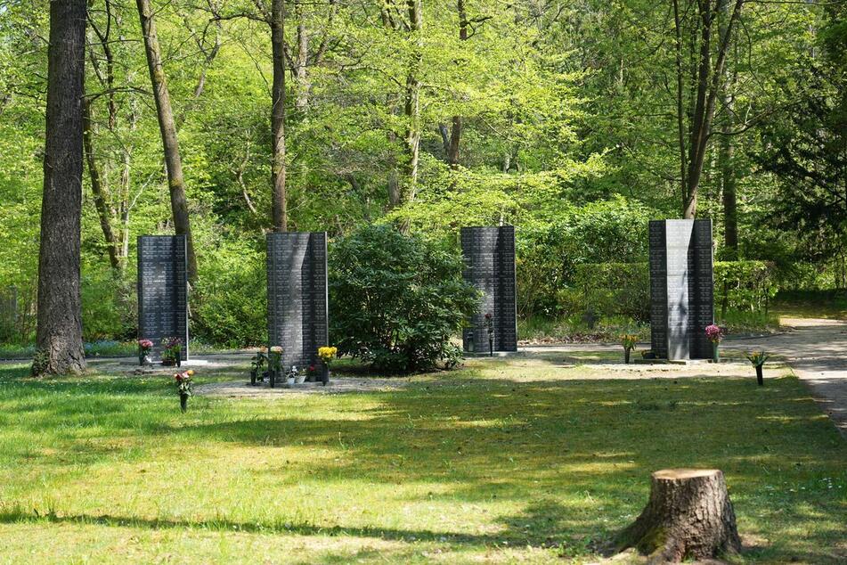 Der Südwestkirchhof Stahnsdorf erstreckt sich auf rund 206 Hektar und ist von einem etwa vier Kilometer langen Zaun umgeben.
