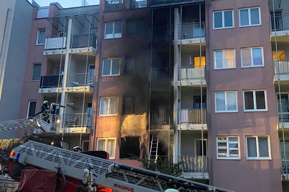 Das Feuer war in den Abendstunden des Dienstags im ersten Stock des Hauses im Nürnberger Stadtteil Maxfeld ausgebrochen.