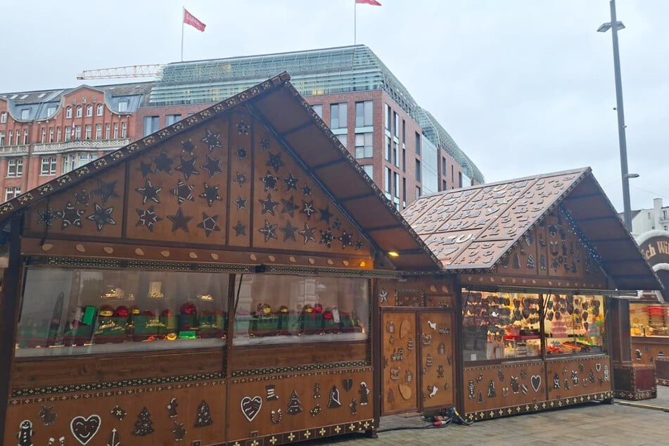 Auf dem weihnachtlichen Gänsemarkt reiht sich ein liebevoll gestaltetes Lebkuchen-Häuschen an das andere.
