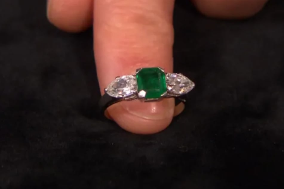 Highlight des knapp 100 Jahre alten Rings ist der Smaragd in der Mitte. Zusammen mit den zwei Diamanten ergibt sich so ein Wert von bis zu 3500 Euro.