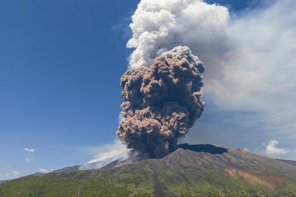 Am Vormittag kam es zu einer großen Eruption am Ätna. Der Vulkan spuckt Lava aus.